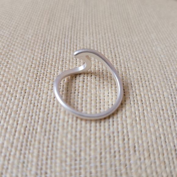 Plunder Design Silver Wave Minimalist Ring - Picture 3 of 3